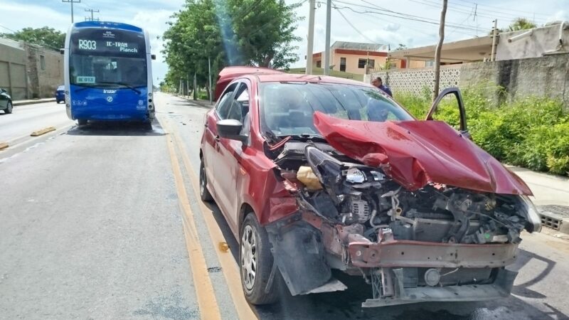 Un joven conductor choca y destroza su Ford Figo contra un Va y Ven Ie-Tram