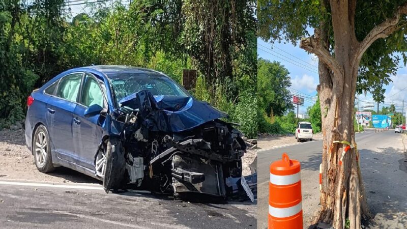 Un automovilista choca contra un árbol y destroza su coche en el entronque de Cholul