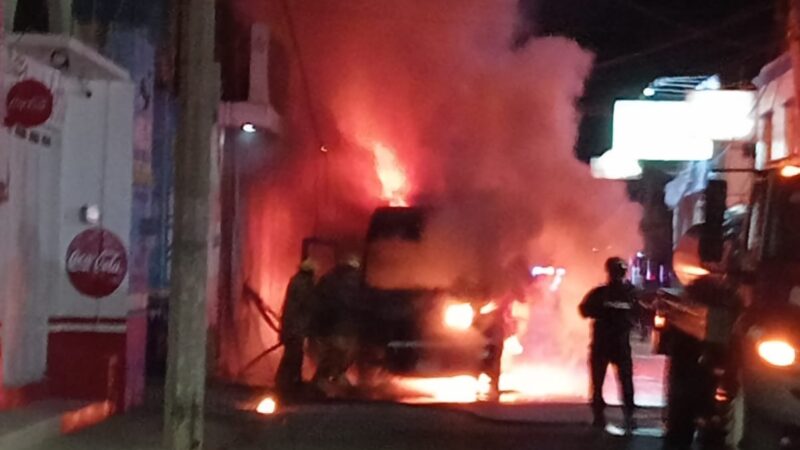 Se quema un taxi del Futv que llevaba 10 pasajeros de la ruta Ticul- Mérida