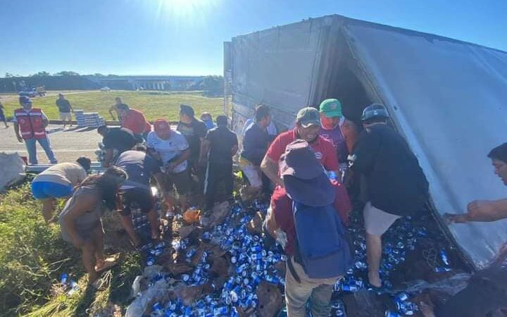 Como buitres rapiñan un tráiler lleno de cerveza, volcado en la Mérida– Campeche