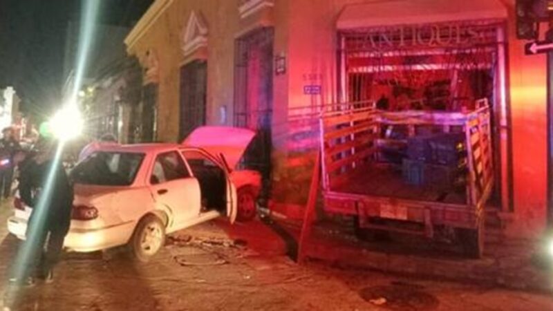 El chofer de una camioneta terminó dentro de un local de antigüedades luego que chocó contra un Tsuru