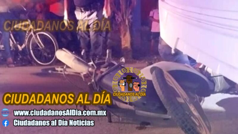 Dos jóvenes motociclistas atropellan a un perro, derrapan y lesionan en Motul