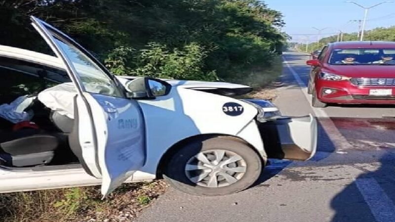 Tres empleados de COMA chocan contra un poste de la CFE en Tixkokob