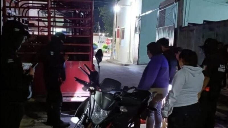 Ebrio motociclista choca contra un remolque estacionado y se fractura una pierna en Buctzotz