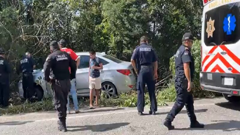 Conductora sale de la carretera y termina en la maleza en el libramiento de Tizimín