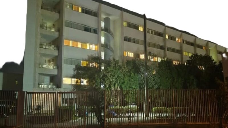 Mujer muere al arrojarse del tercer piso del Hospital de Alta Especialidad en Mérida