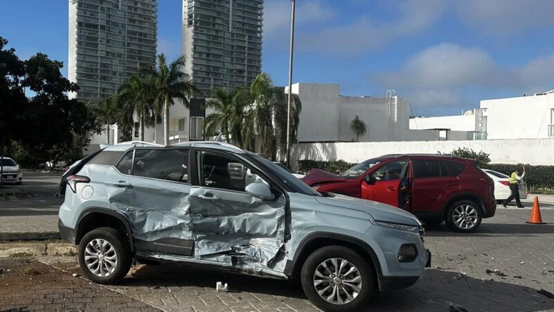 Choque mañanero deja dos camionetas dañadas en la colonia Altabrisa