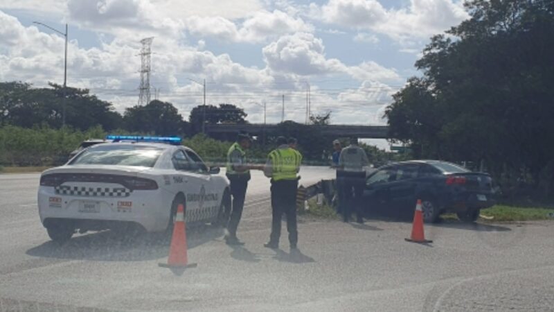 Un conductor choca su Volkswagen contra una barricada metálica en el periférico de Mérida