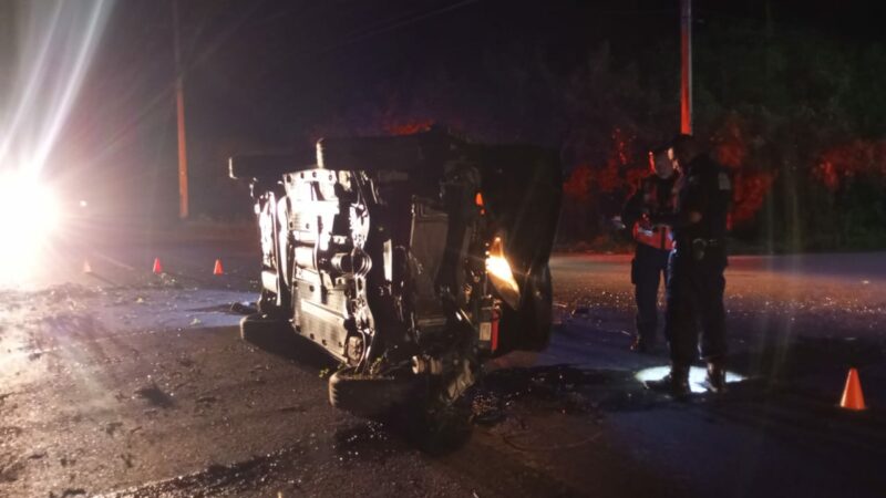 Ebrio conductor vuelca en el entronque de Uci comisaria de Motul y se da a la fuga  