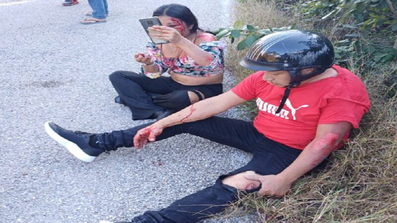 Una pareja de motociclistas quedaron lesionados luego de atropellar a un perro en la vía Temax- Tekal de Venegas