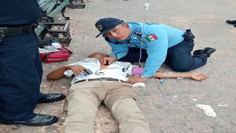 Paramédicos auxilian en el centro de Mérida a un adulto mayor con síntomas de infarto