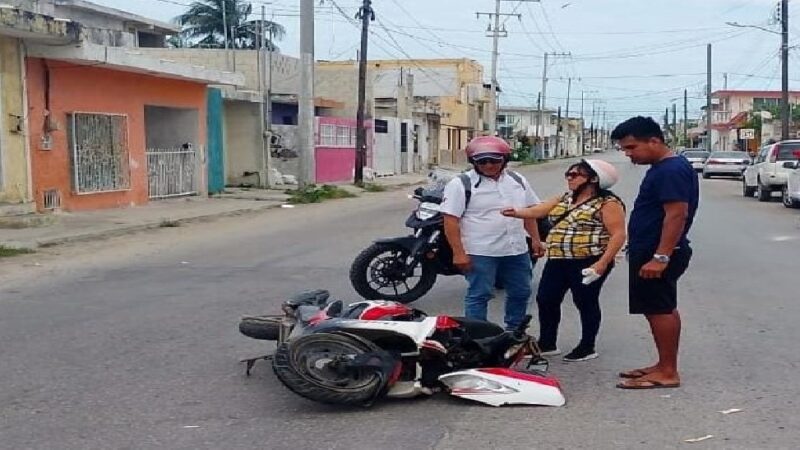El conductor de una camioneta se vuela un alto y choca a una motociclista en el centro de Progreso