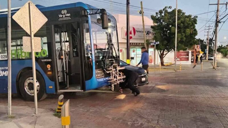 Camionero de un Va y Ven choca contra un Sonic en la colonia Juan Pablo