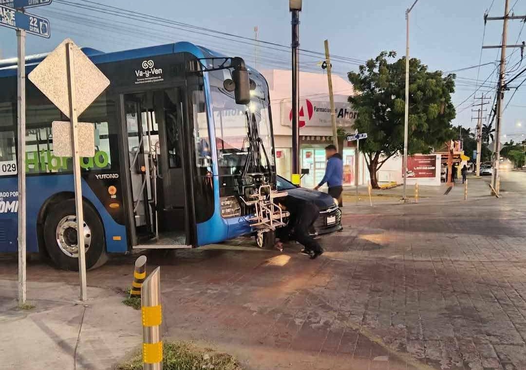 Camionero de un Va y Ven choca contra un Sonic en la colonia Juan Pablo