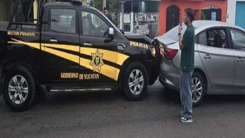 Acelerados policías estatales chocan por alcance en la avenida Juan Pablo en Mérida.