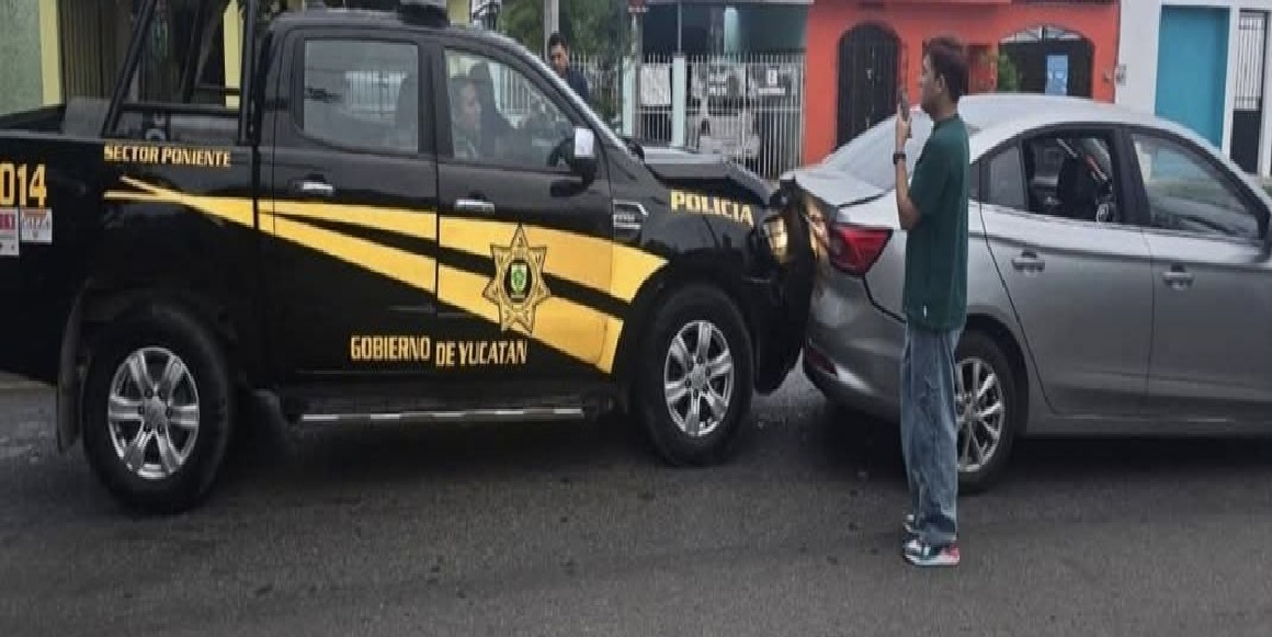 Acelerados policías estatales chocan por alcance en la avenida Juan Pablo en Mérida.