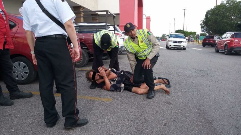 Detienen a extranjero alemán por alterar el orden público y agredir a una persona en plaza Canek