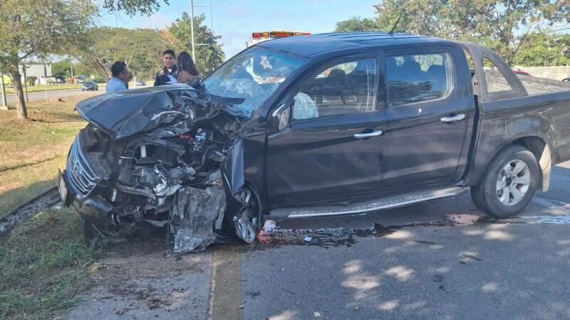 Ebrio conductor choca contra un poste de alumbrado público en el periférico de Mérida