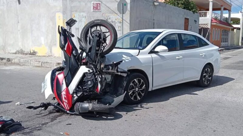 Un motociclista destroza su Pulsar contra un Aveo en la colonia Castilla Cámara