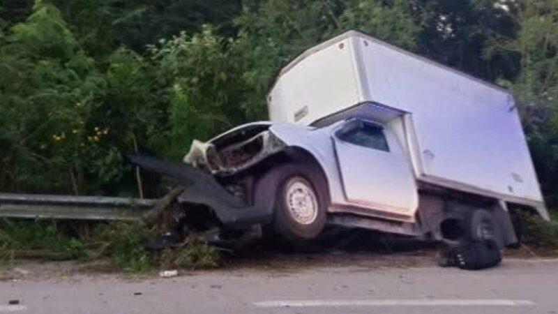 Joven campechano choca su NP 300 contra una barricada metálica en la vía Xcalacob- Kaua.