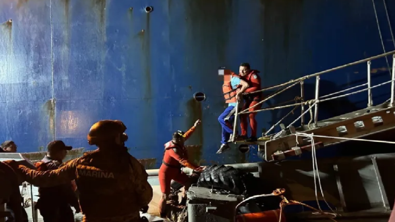 La tripulación de un buque rescató a ocho balseros cubanos frente a costas de Progreso en Yucatán