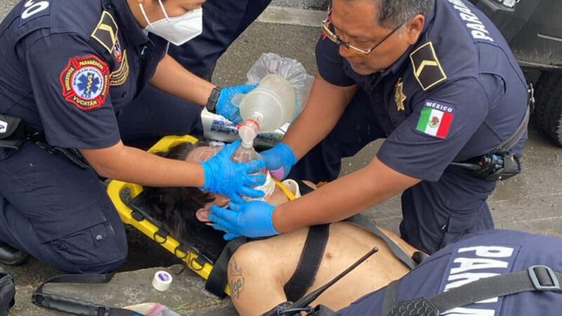 Joven motociclista choca contra un camello y lesiona de gravedad en la Mérida- Cancún