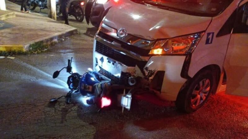 El conductor de una camioneta Toyota a tropella y lesiona a un motociclista en Valladolid