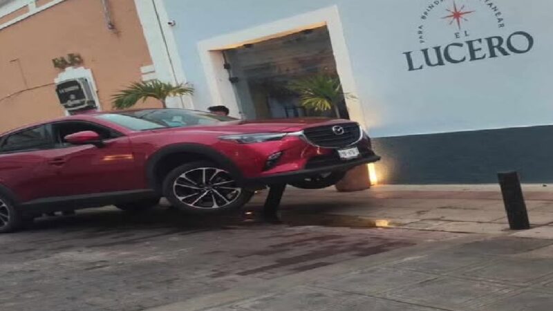 El chofer de un Mazda queda ensartado en un bolardo de seguridad en el centro de Mérida