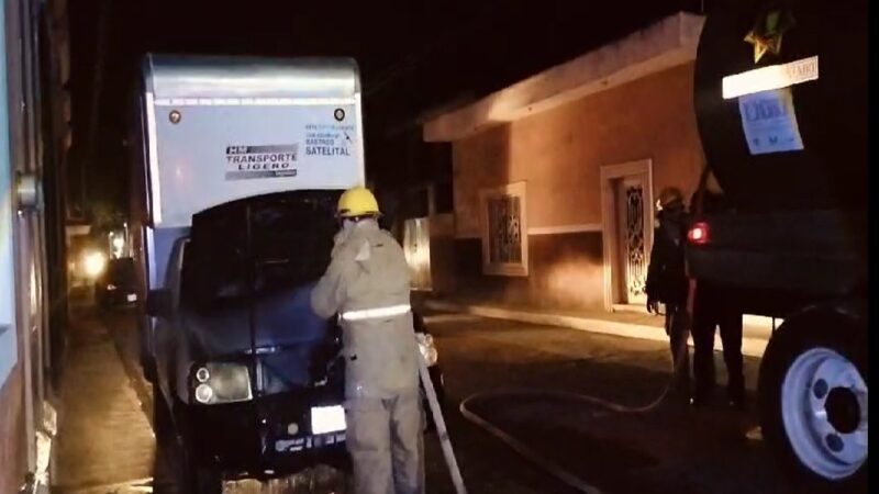 Una camioneta se incendia en el centro de Motul