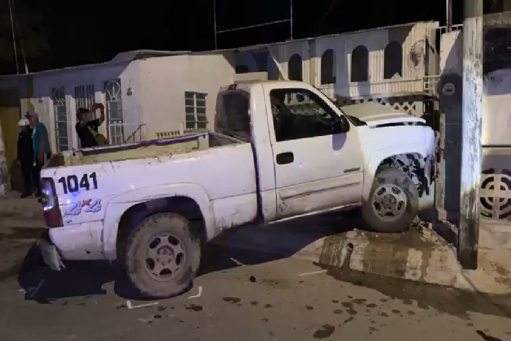 Ebrio conductor choca, arrastra y lesiona a dos motociclistas en el centro de Tizimín