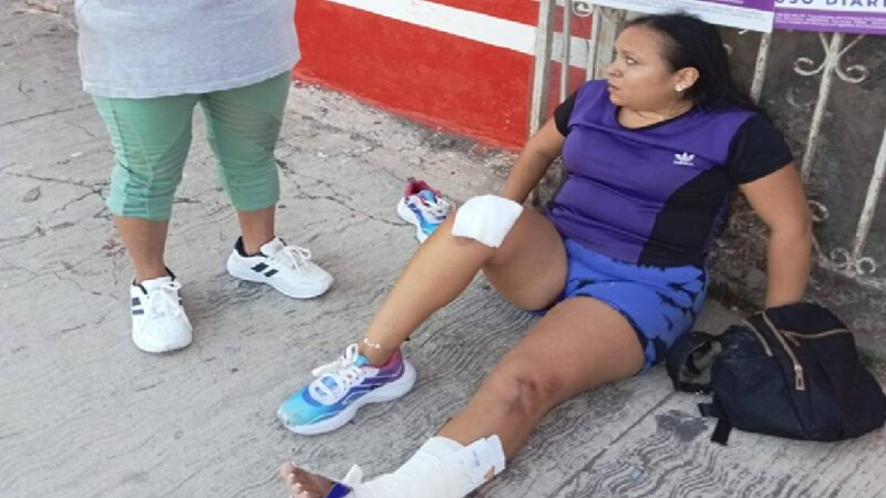 Por esquivar a un perro y un gato un mototaxista de Pacabtún vuelca y lesiona a sus pasajeros