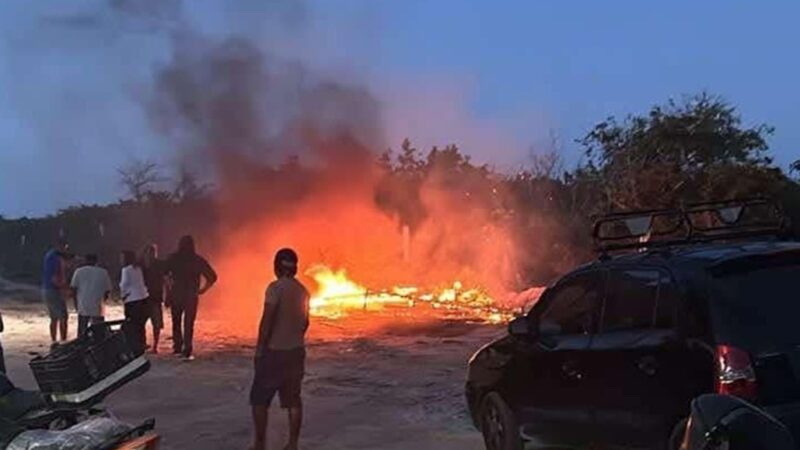 Telchaqueños derriban, queman una barda y liberan el acceso a las playas