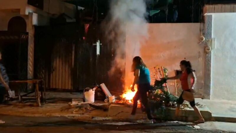 Mujeres intentan quemar una casa por la muerte de una perra malix