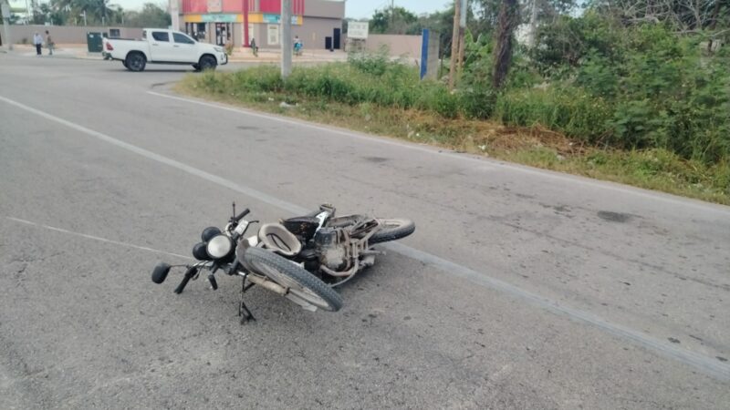 Un motociclista se vuela un alto y lo chocan por un Tsuru en el entronque de Motul