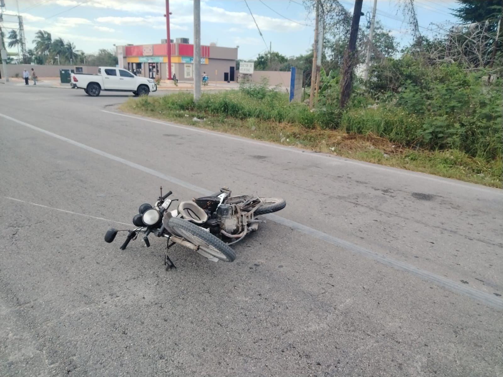 Un motociclista se vuela un alto y lo chocan por un Tsuru en el entronque de Motul
