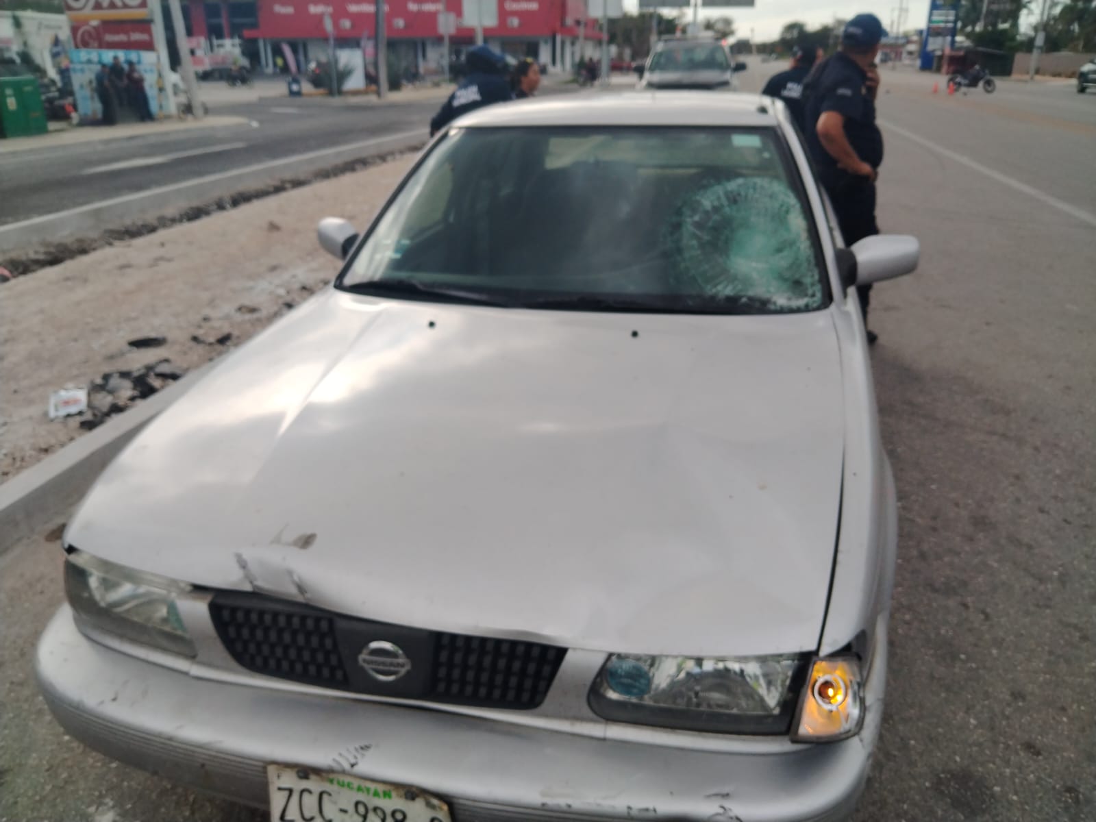 Un motociclista se vuela un alto y choca contra un Tsuru en el entronque de Motul