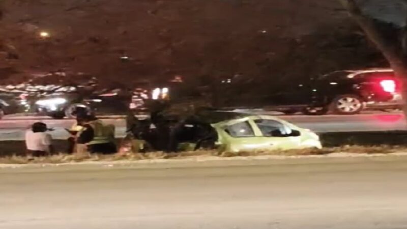 Conductora de un Beat terminó su loca carrera volcada en el periférico de Mérida