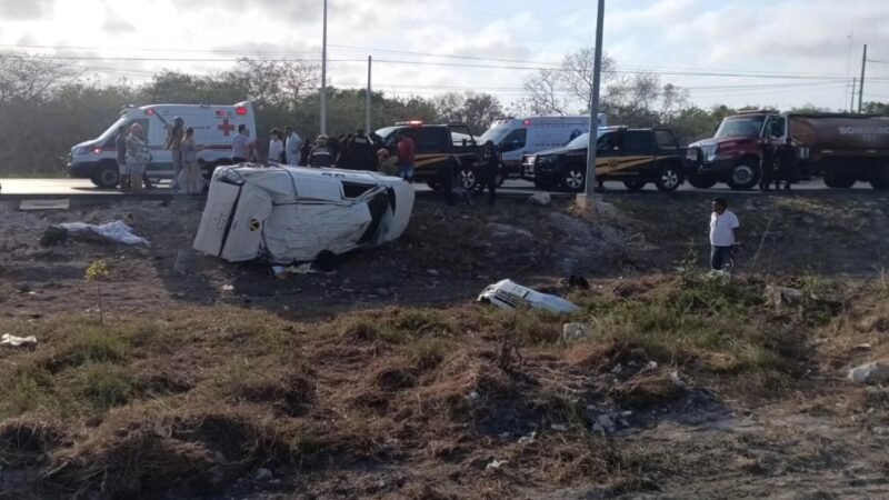 Aparatosa volcadura en la Mérida- Progreso: ubo seis lesionados entre ellos un bebe de seis meses