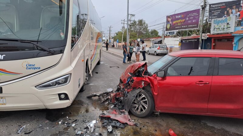 Se vuela un alto y choca su Suzuki Swift contra un camión de turismo frente a Plaza Oriente