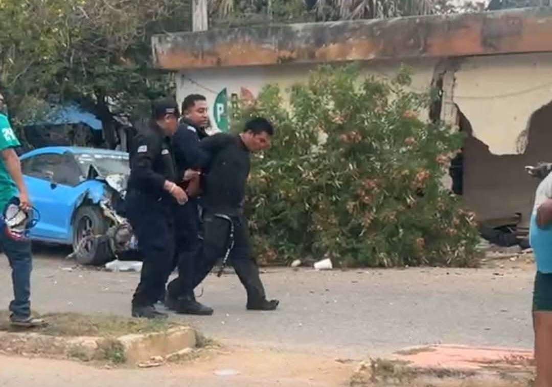 Roba auto en Tekax, en su huida choca en Akil a un motociclista, una camioneta, y una casa
