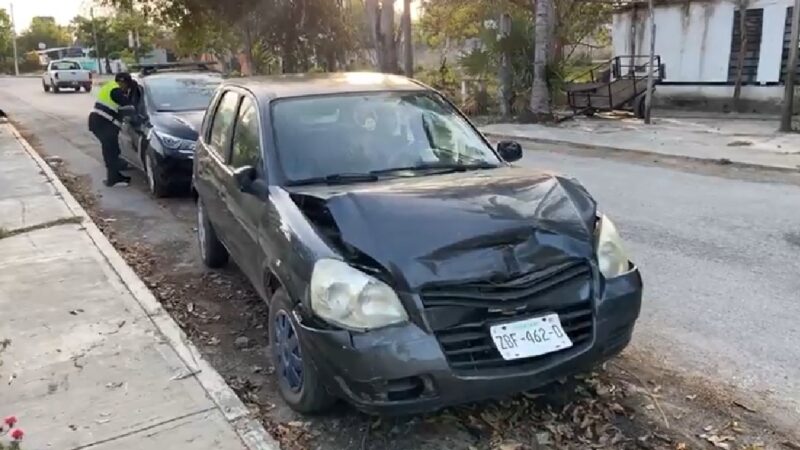 Mañanero choque: Un conductor choca contra un Stratus y abandona su Chevy en Tizimín