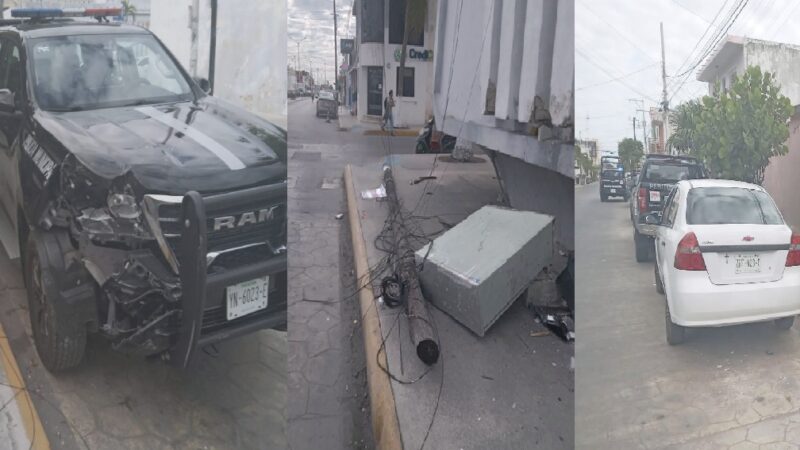 Policías de Progreso se estrellan contra un poste de Telmex, se quiebra y cae sobre un automóvil  