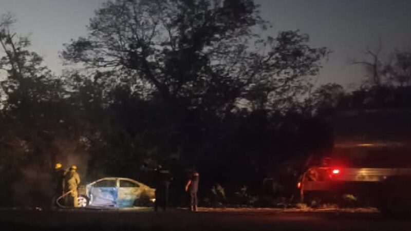 El Roger se salvó de morir calcinado, luego que chocó contra un poste en el periférico de Baca