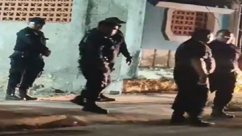 Violento sujeto golpea a su hermana luego cobardemente suplica que no lo lleven detenido