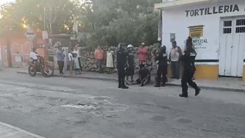 Ebrio motociclista se vuela un alto y choca contra un automóvil en calles de Tizimín