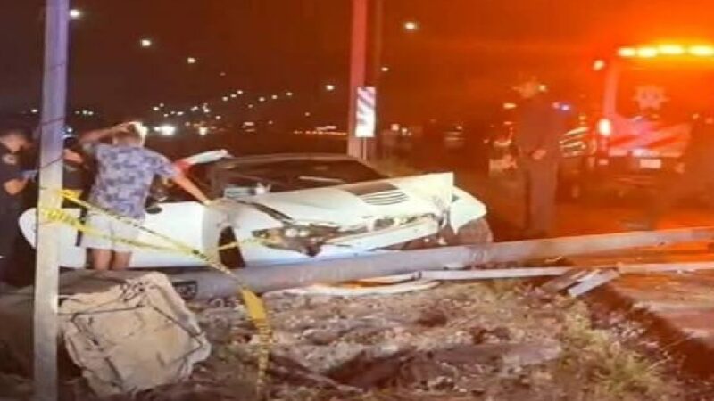 Un acelerado conductor choca y despedaza su Mazda en la Mérida- Progreso: hay una mujer lesionada