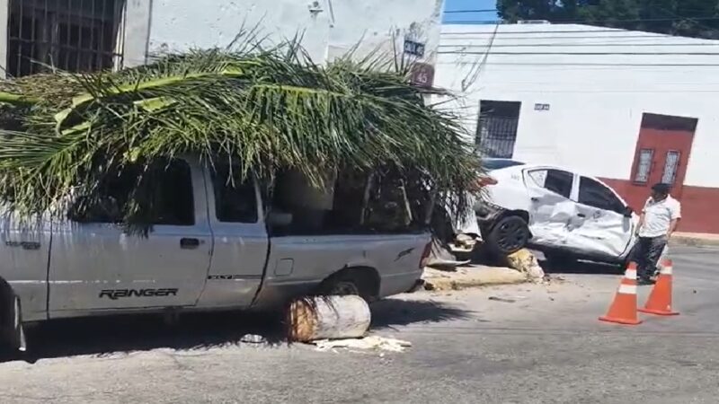 El conductor de una camioneta choca un taxi y lesiona a una pasajera, luego se da a la fuga