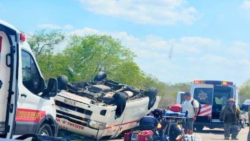 Un taxi vuelca en la Mérida- Campeche: Hay varios pasajeros lesionados