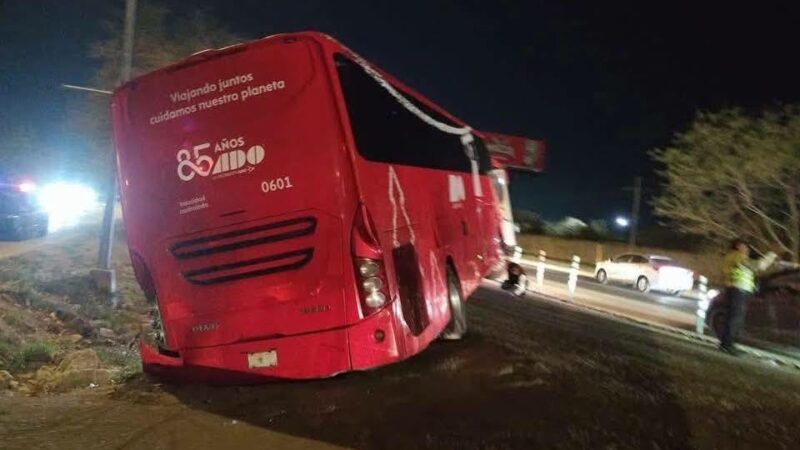 El chofer de un autobús ADO intenta dar vuelta en U y se sale en el periférico de Mérida