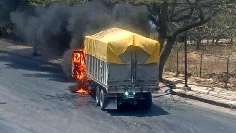 Un Torton con 10 toneladas de trigo se incendia en Ciudad Industrial